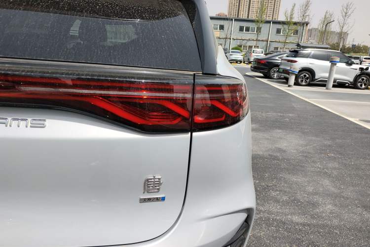 Used BYD Tang New Energy 2025 Intelligent Driving Version DM-i 115KM Flagship Edition Right Rear Taillight