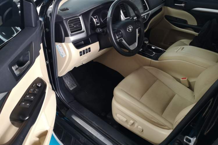 Used Toyota Highlander 2018 2.0T Four-Wheel Drive Luxury Version 7 Seats China VI Standard Driver Seat