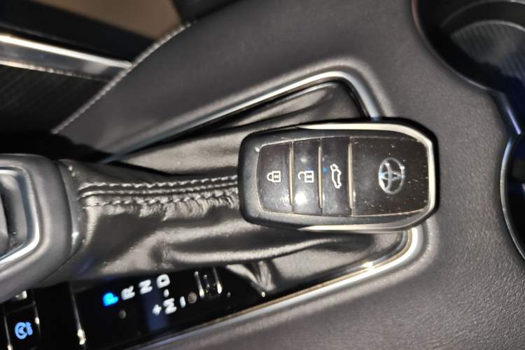 Used Toyota Venza 2022 2.0L CVT Two-Wheel Drive Prestige Edition Vehicle Key