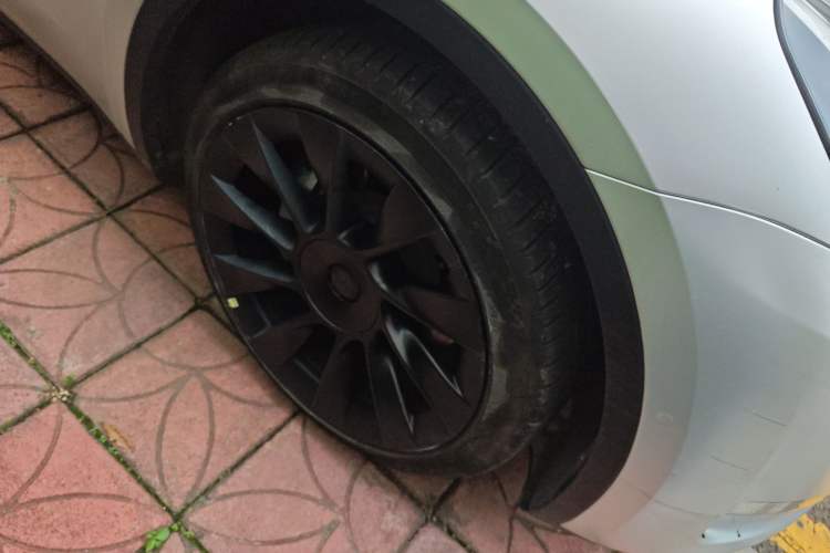 Used Tesla Model Y 2021 Standard Range Rear-Wheel Drive Version Right Front Wheel Hub