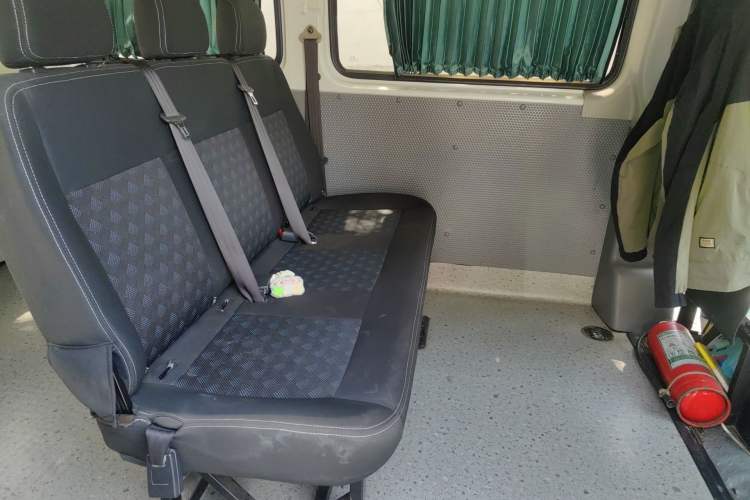 Used SAIC MAXUS Xintu V80 2018 2.5T 6-Speed Manual Aoyuntong Short Wheelbase Mid-Height 5-6 Seater
