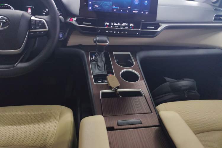 Used Toyota Granvia 2023 2.5L Hybrid Prestige PLUS Edition
