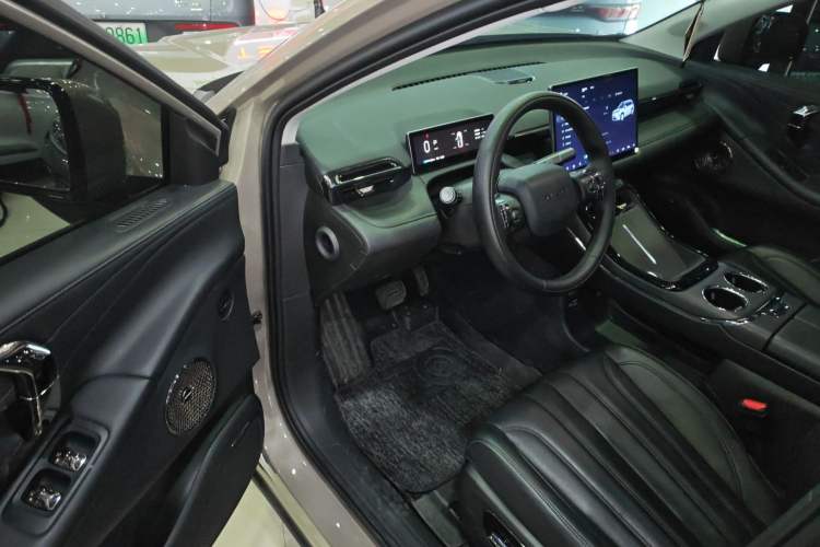 Used AION V 2024 Aion Tyrannosaurus 650 Smart Premium Edition