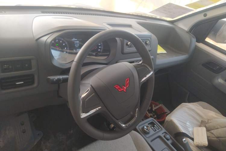 Used Wuling Yangguang 2024 300KM Comfort Version Passenger Van 75kW