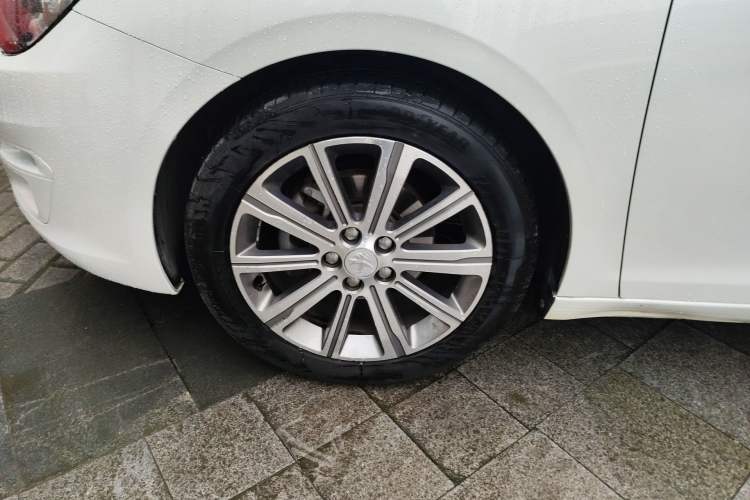 Used Peugeot 408 2014 1.8L Automatic Luxury Edition Left Front Wheel Hub