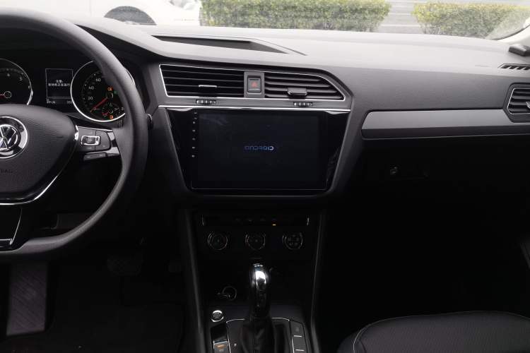 Used Volkswagen Tiguan L 2020 330TSI Automatic Two-Wheel Drive Luxury Edition China VI Standard
