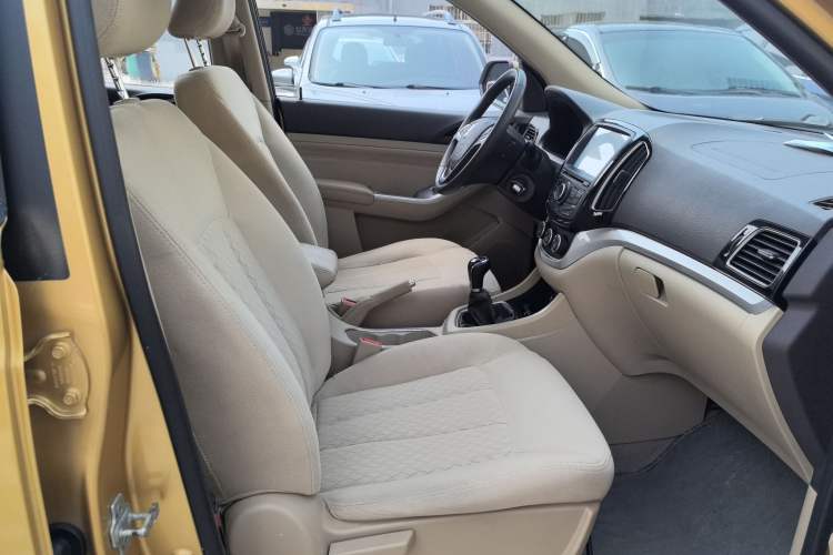 Used Baojun 730 2014 1.5L manual standard trim 7 seats Right Front Seat