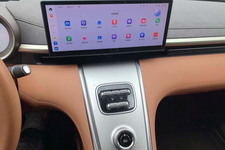 Used ORA Lightning Cat 2022 600 km All-Wheel Drive High-Performance Version Audio And AC Panel