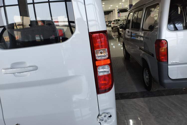 Used Wuling Yangguang 2025 Model 310KM Bus Edition—Customized by CATL
