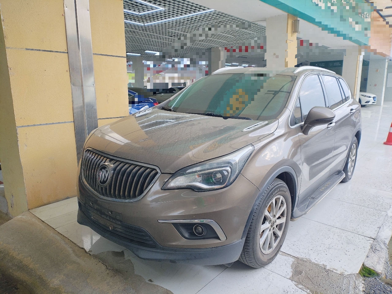 Под передней частью автомобиля