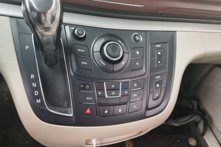 Used Buick GL8 2017 25S Luxury Version China V Standard Gear Lever