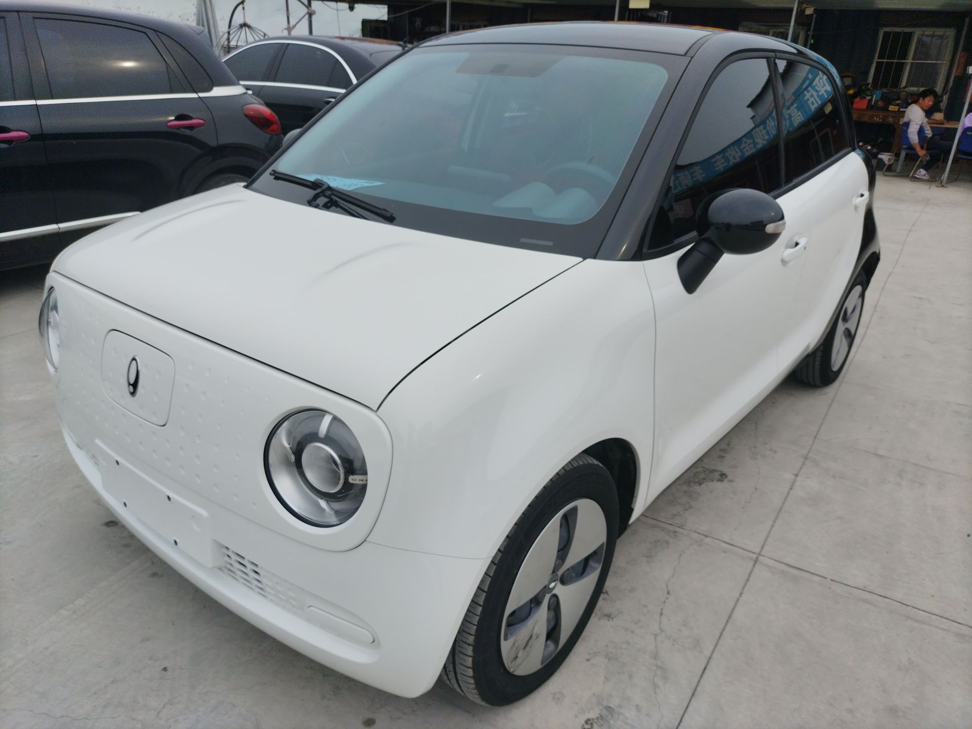 تحت مقدمة السيارة