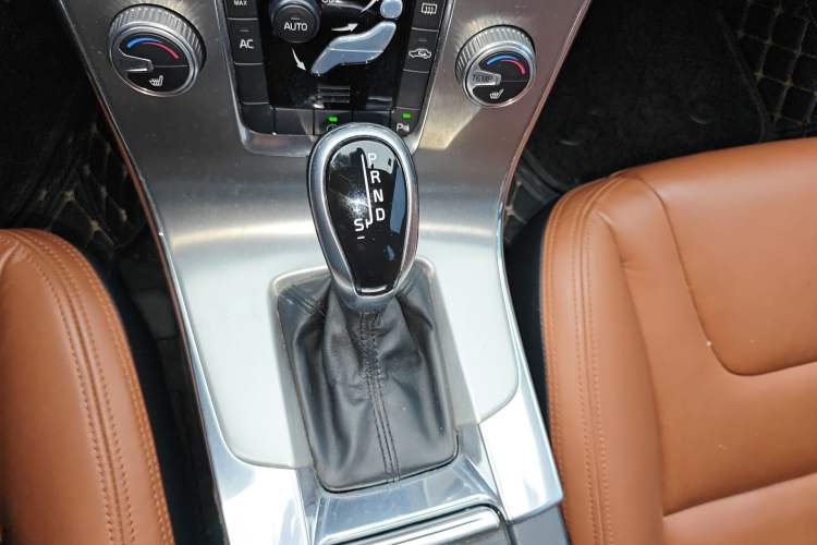 Used Volvo S60 2015 S60L 2.0T Zhiyuan Edition Gear Lever