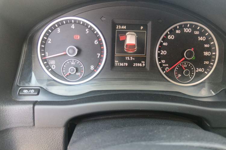 Used Volkswagen Tiguan 2015 1.8TSI Automatic Two-Wheel Drive Luxury Model Odometer Close Up