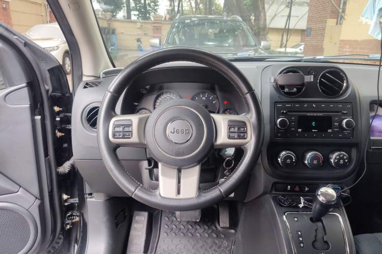 Used Jeep Compass 2011 2.0L two-wheel drive sport version
