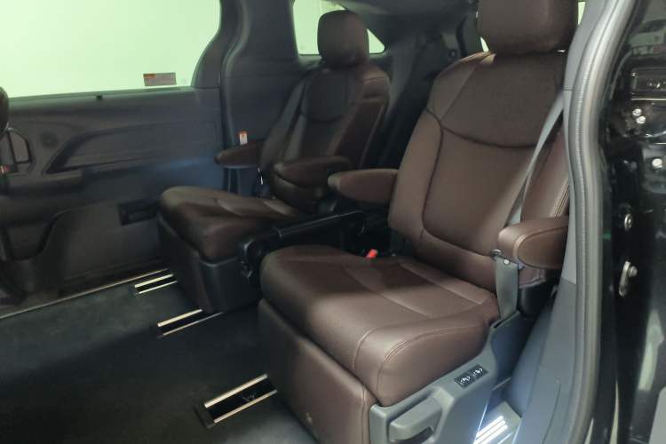 Used Toyota Granvia 2024 2.5L Hybrid Comfort Edition