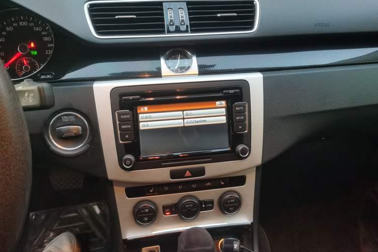 Used Volkswagen Magotan 2015 1.8TSI Luxury Model Audio And AC Panel