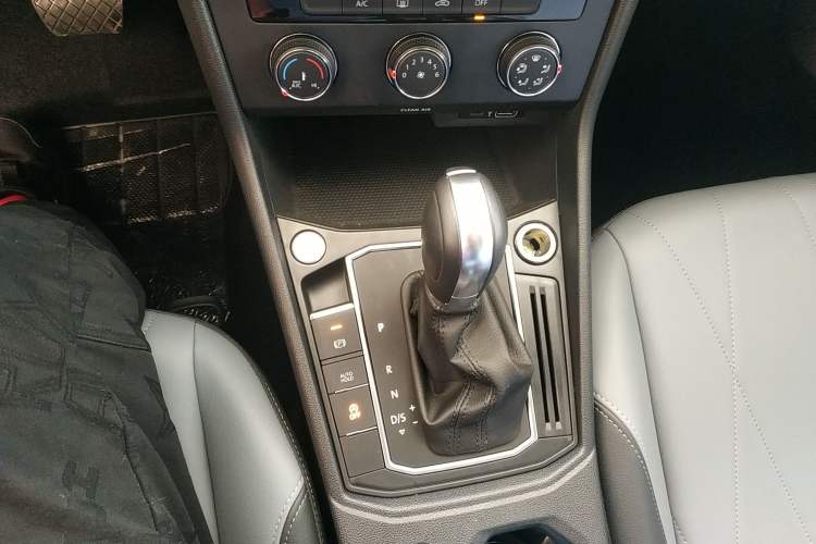 Used Volkswagen Lavida 2024 1.5L Automatic 5 Million Edition Gear Lever