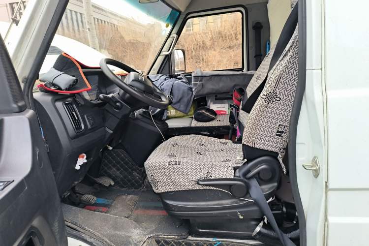 Used Iveco Daily 2023 2.5T V40 Van Long Wheelbase Mid-Roof Dual Tires Manual Doors 2-3 Seater
