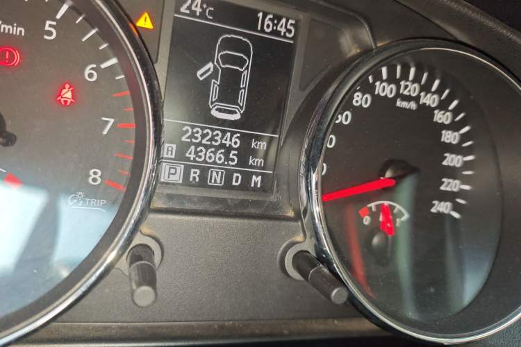 Used Nissan Qashqai 2011 2.0 XL Fire CVT 2WD Odometer Close Up