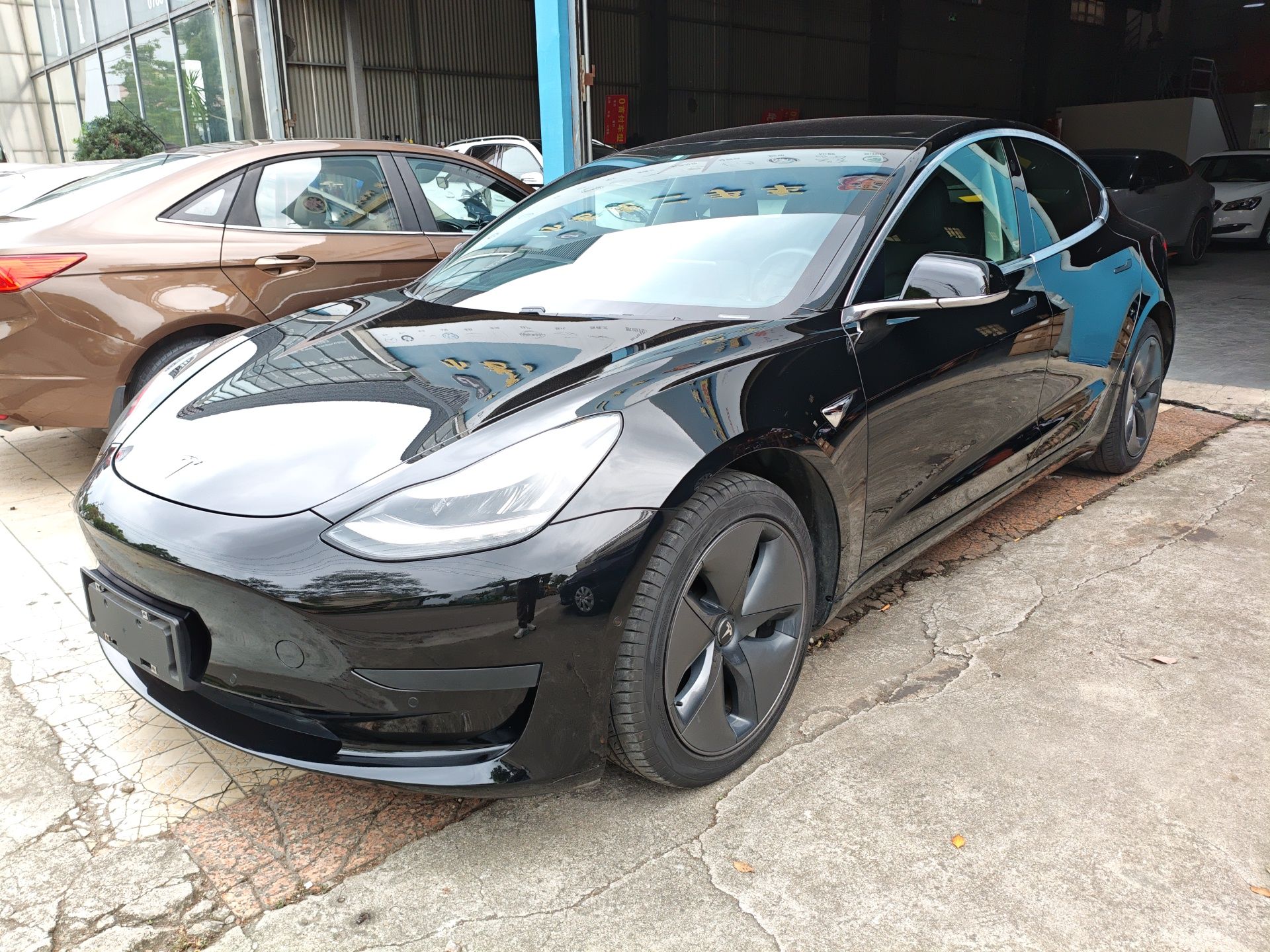 Под передней частью автомобиля