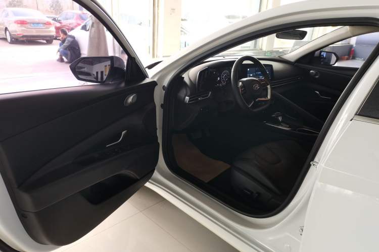 Used Hyundai Elantra 2022 1.5L CVT LUX Prestige Edition Driver Seat