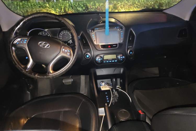 Used Hyundai ix35 2010 2.0L Automatic Two-Wheel Drive Elite Edition GLS Center Console
