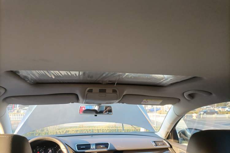 Used Volkswagen Magotan 2015 Facelift 1.8TSI Luxury Model Headliner