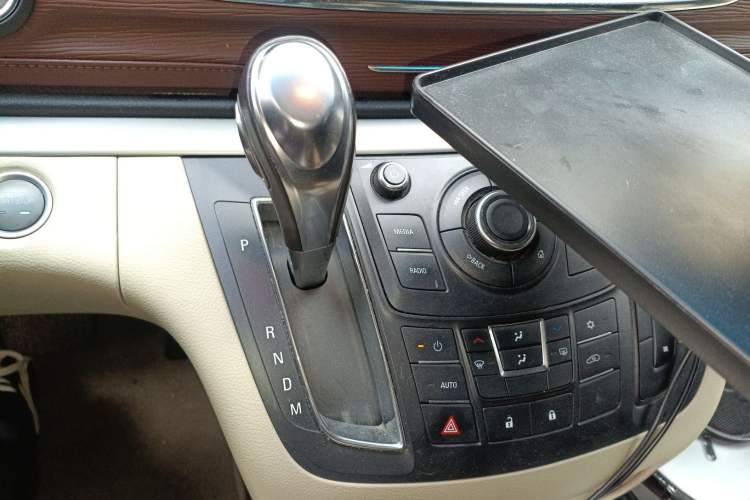 Used Buick GL8 2018 28T Luxury Model China VI Standard Gear Lever