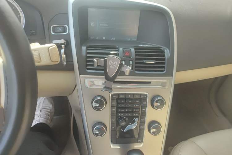 Used Volvo XC60 2012 T5 Comfort Edition Audio And AC Panel