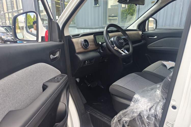 Used Ruichi EC75 2025 Model Passenger Vehicle Smart Driving Ultra-Charging Edition, Pioneer Type I, 52.16 kWh