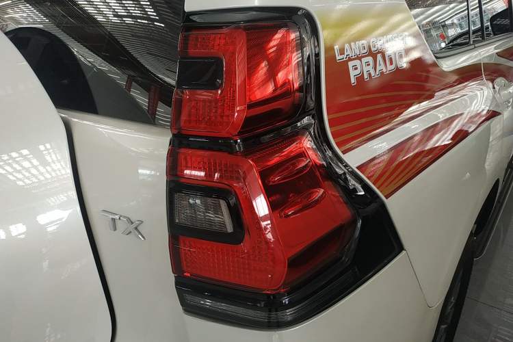 Used Toyota Prado 2019 3.5L Automatic TX-L Deluxe Edition with Rear-Mounted Spare Tire Right Rear Taillight