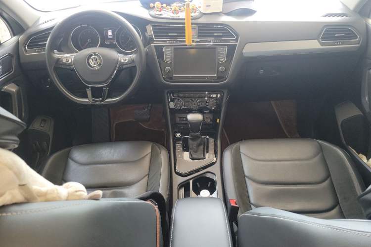 Used Volkswagen Tiguan L 2018 380TSI Automatic All-Wheel Drive Luxury Edition Center Console