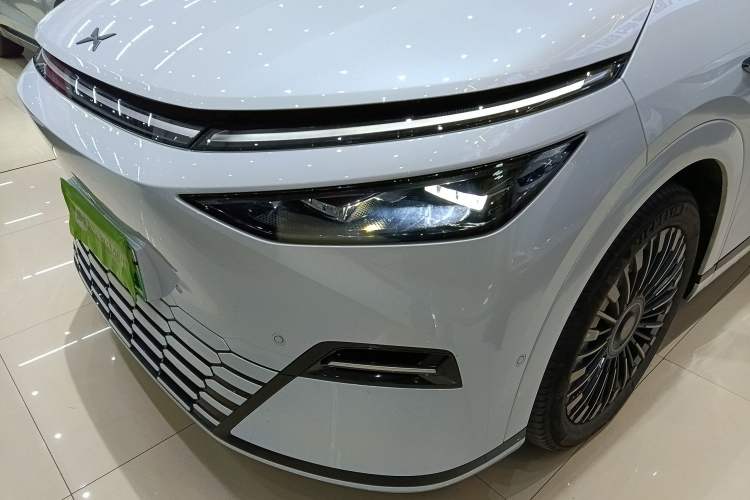 Used XPeng X9 2025 740 Ultra-Long Range Max Left Front Headlight