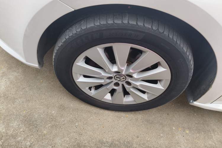 Used Volkswagen Lavida 2013 Revised Version 1.4 TSI DSG Comfort Edition Left Front Wheel Hub