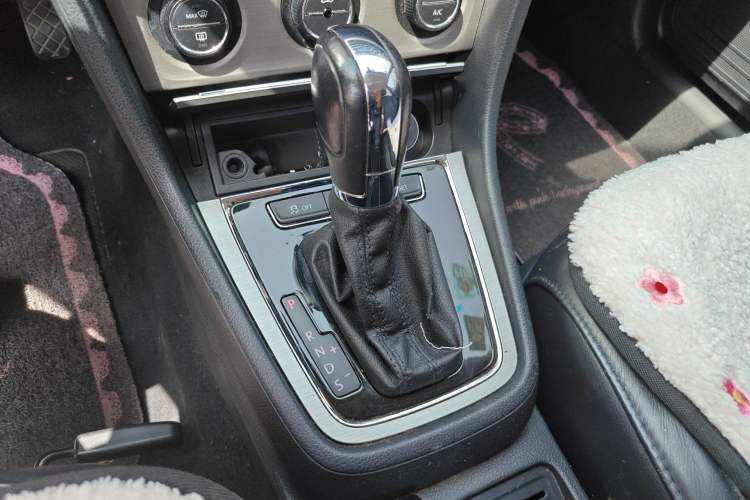 Used Volkswagen Lavida 2013 1.6L Automatic Luxury Edition Gear Lever