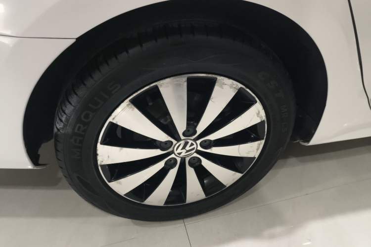 Used Volkswagen Sagitar 2017 230TSI Automatic Comfort Version Right Rear Wheel Hub