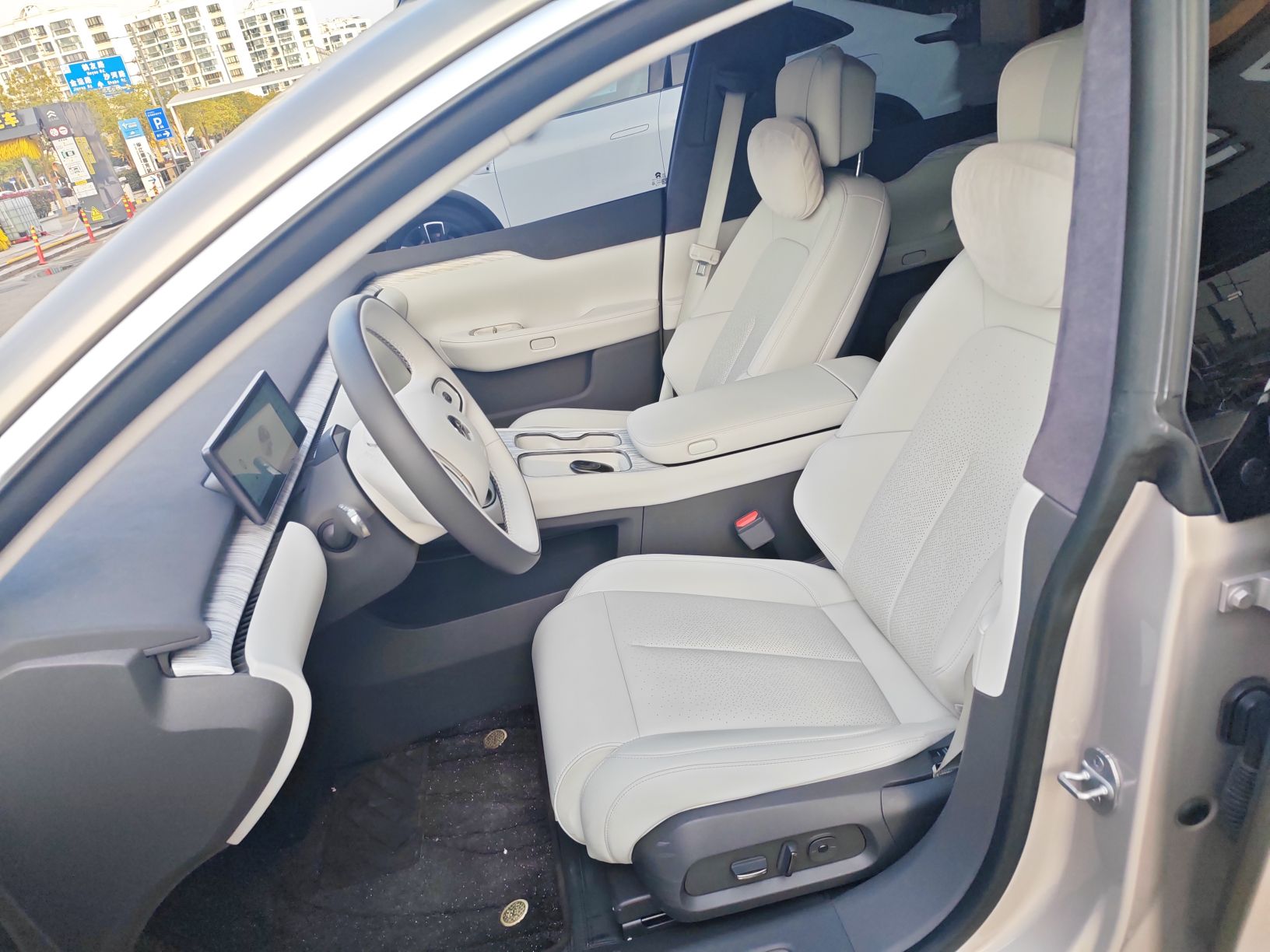 Переднее сиденье в автомобиле