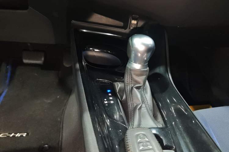 Used Toyota C-HR 2018 2.0L Leading with Sunroof China VI Standard Gear Lever