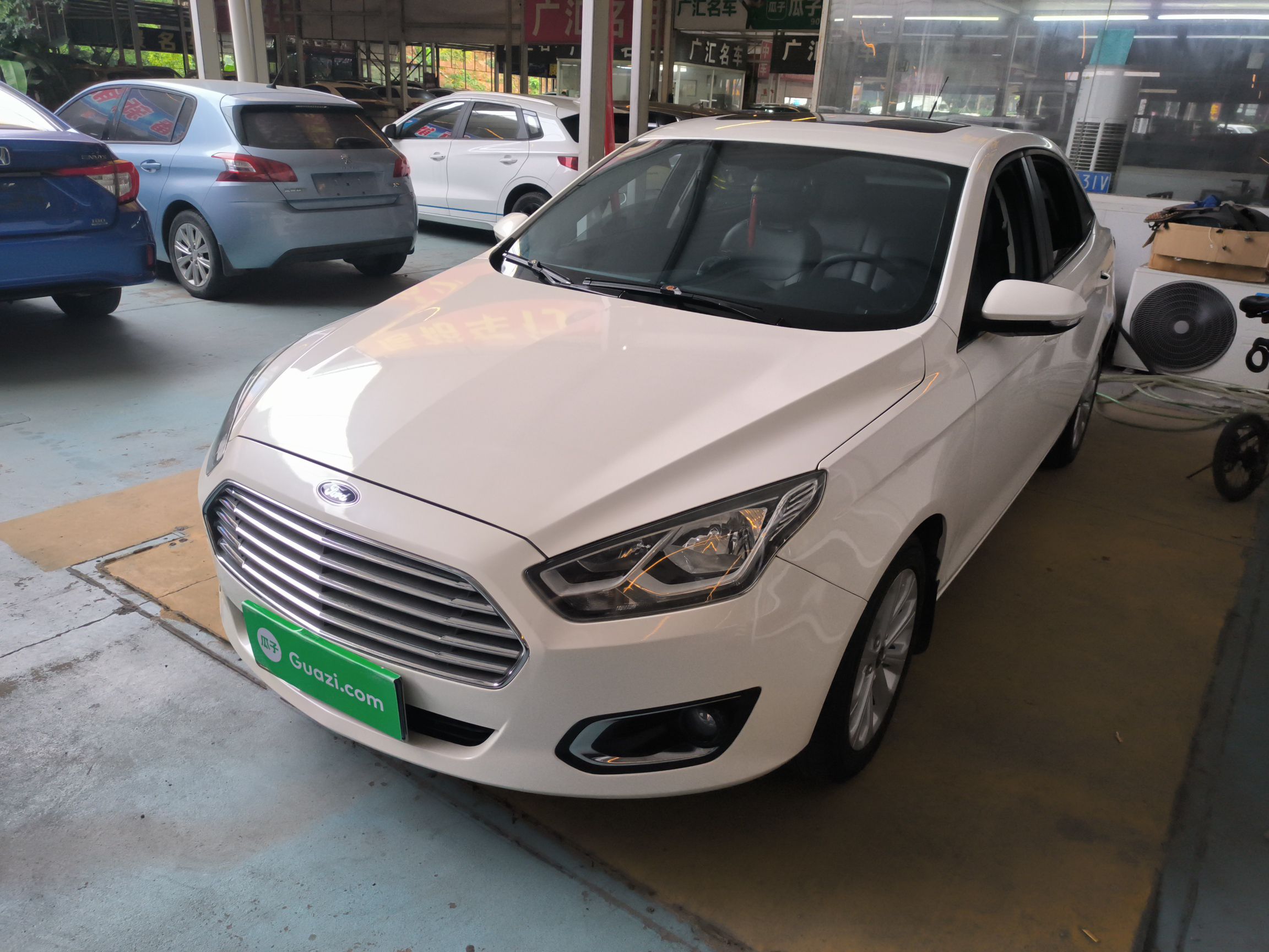 تحت مقدمة السيارة