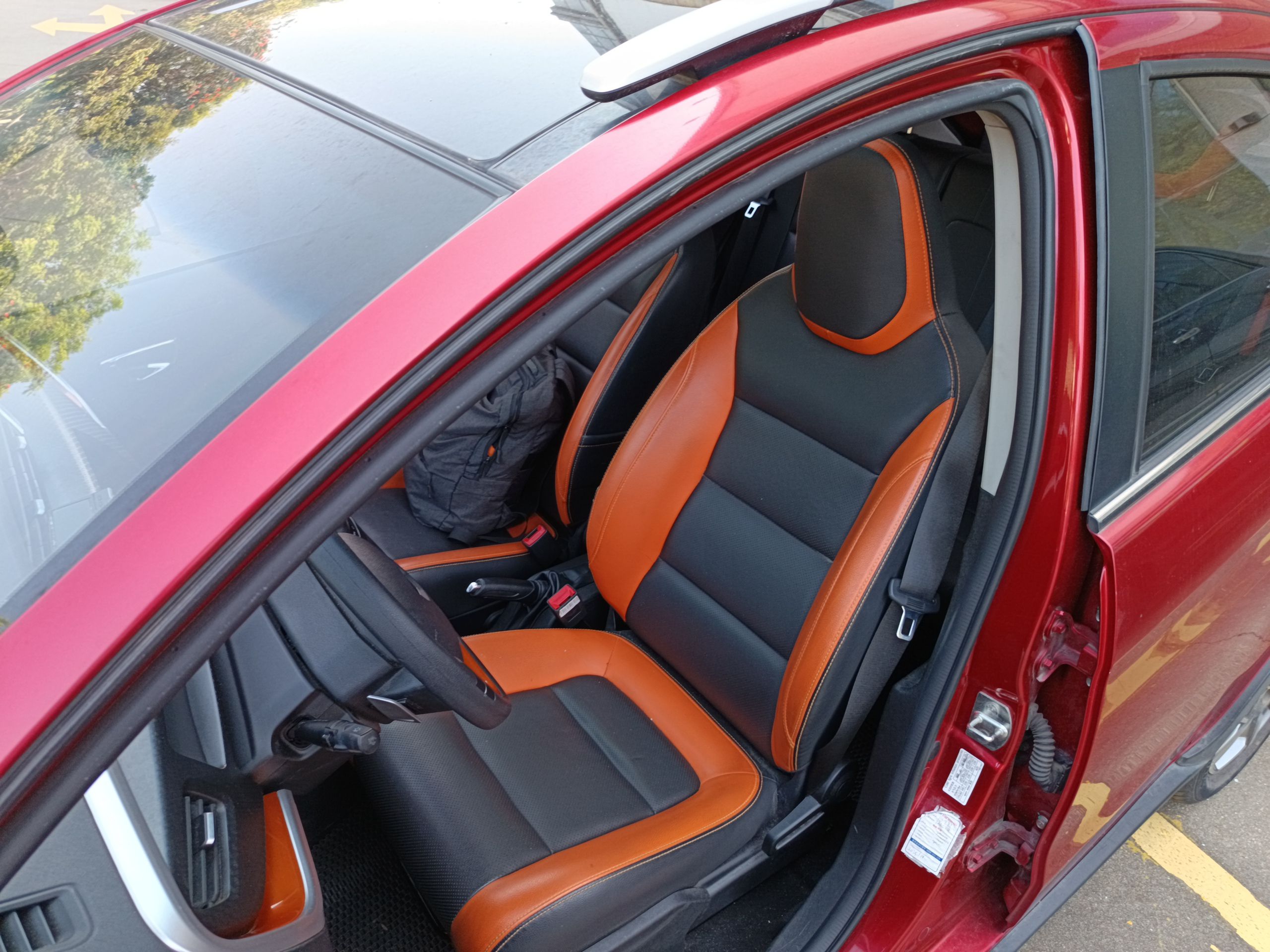 المقاعد الأمامية داخل السيارة