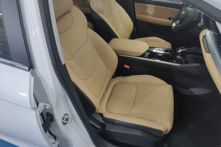 Used Geely Auto Emgrand L HiP 2024 Champion Edition 1.5TD-DHT Pro 100KM Excellence Model