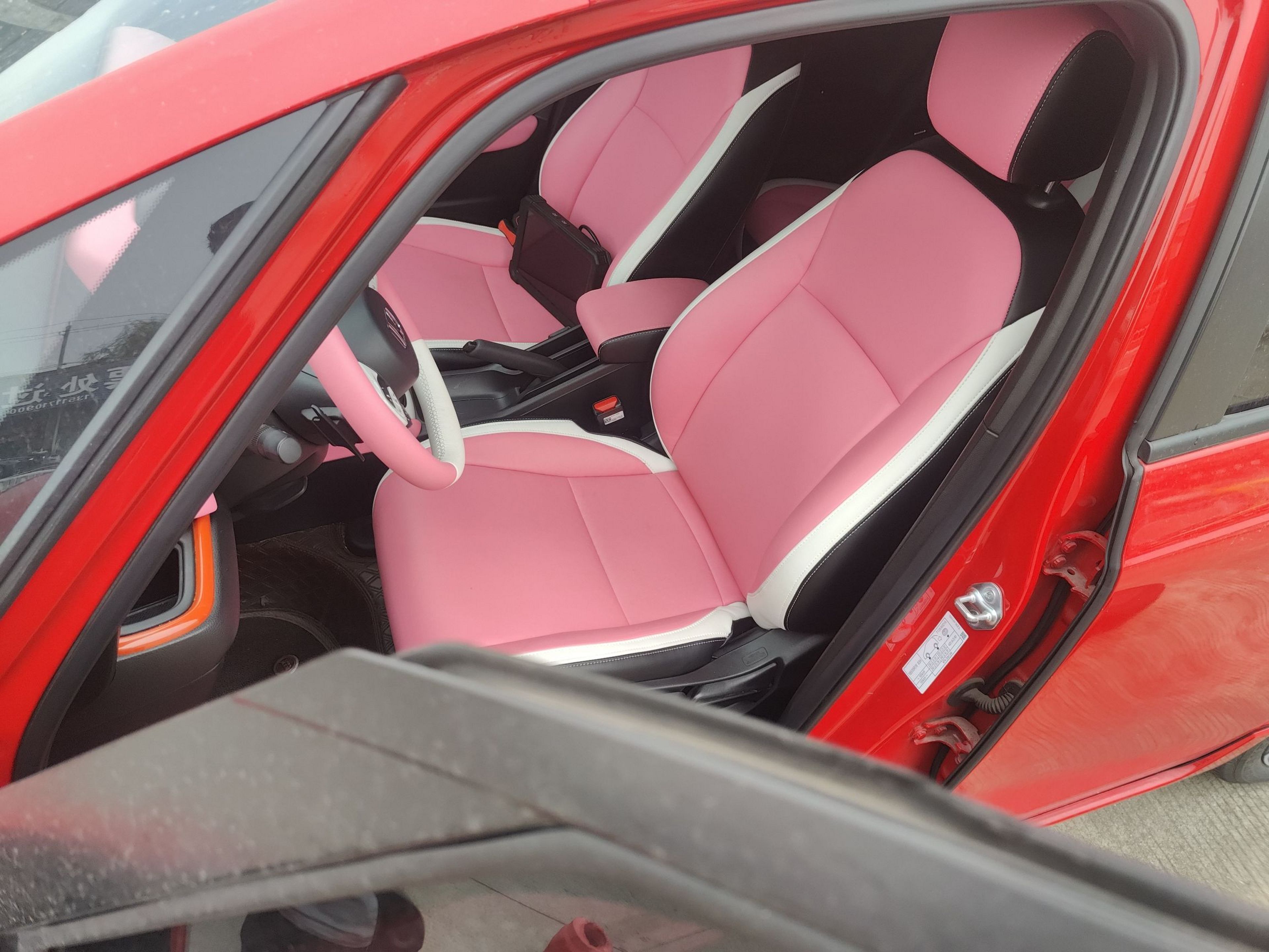 المقاعد الأمامية داخل السيارة