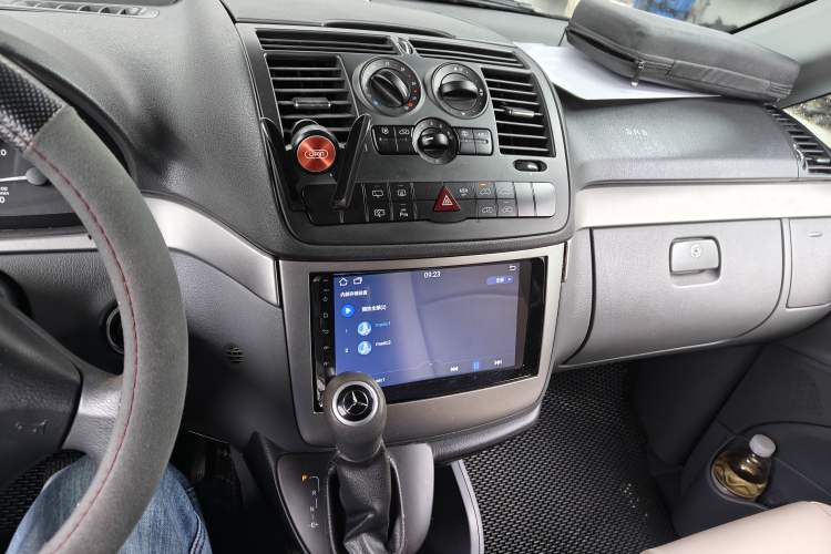 Used Mercedes-Benz Vito 2011 2.5L 7-seater executive version Audio And AC Panel