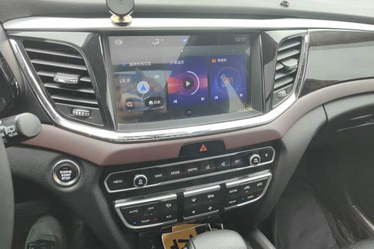 Used GAC Trumpchi GS8 2017 320T Two-Wheel Drive Luxury Smart Connectivity Version (7 Seats) Audio And AC Panel