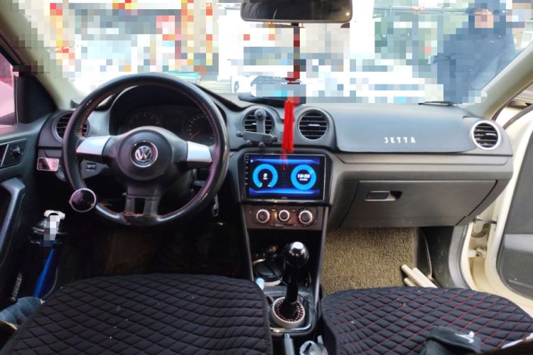 Used Volkswagen Jetta 2015 Value Edition 1.6L Manual Fashionable Style Center Console
