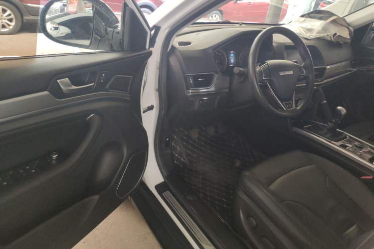 Used Haval H6 2018 Sport Edition 1.5T Manual Two-Wheel Drive Elite Model China V Standard Driver Seat