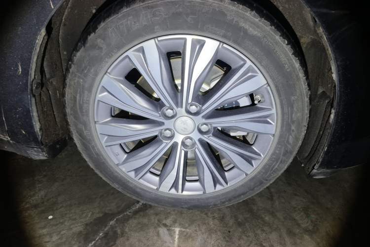 Used Hongqi E-QM5 2023 620km PLUS Right Front Wheel Hub