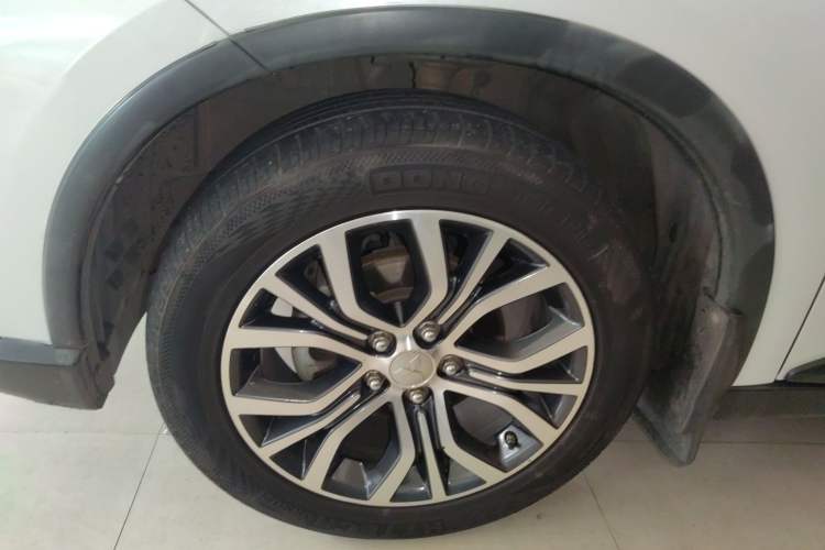 Used Mitsubishi Outlander 2018 2.0L Two-Wheel Drive Glory Edition 5 Seats Left Front Wheel Hub