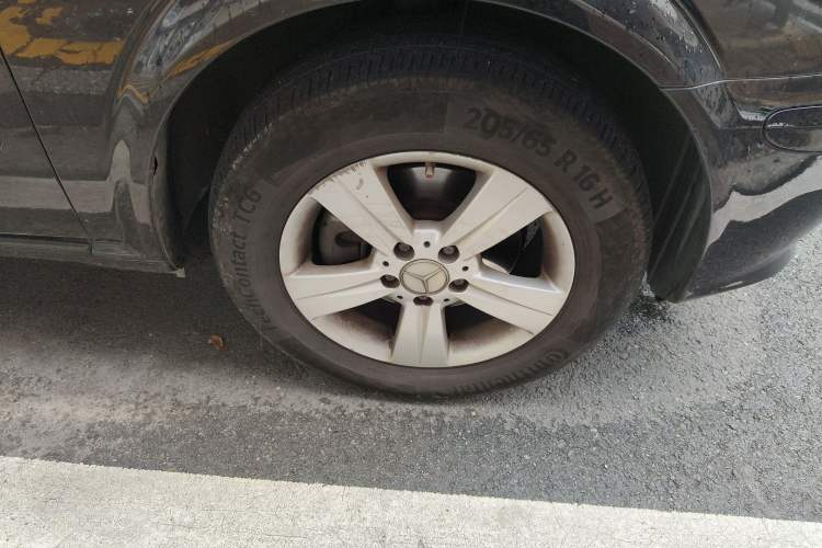 Used Mercedes-Benz Vito 2011 2.5L 7-seater executive version Right Front Wheel Hub